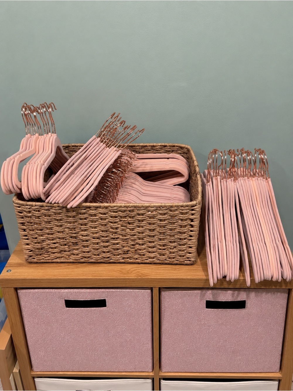 98 Blush Pink Velvet Hangers w/ Rose Gold Hooks – Non-Slip Slim Hangers